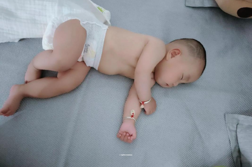 扬中三个月宝宝抬头不稳 扬中三个月宝宝抬头不稳